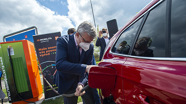 Ministr průmyslu a obchodu a ministr dopravy Karel Havlíček (za ANO) 3. května 2021 v Nymburku zkouší dobíjení elektromobilu u veřejné stanice, kterou tam otevřela společnost ČEZ.