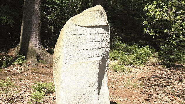 Dnes stoj ve Vodradskch buinch u Prahy ped rektorskou chatou na behu rybnka vcar pomnk, kter nese npis: Prof. Ing. Zdenk Poleno, DrSc., 1921-2002, profesor pstovn les, ZU v Praze.