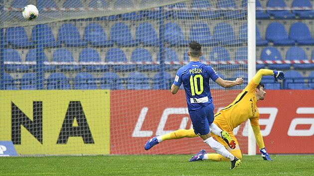 Liberecký Jakub Pešek utíká obraně Sparty a překonává brankáře Florina Nitu. Liberec vede 2:0, ale nakonec duel skončil 2:2.
