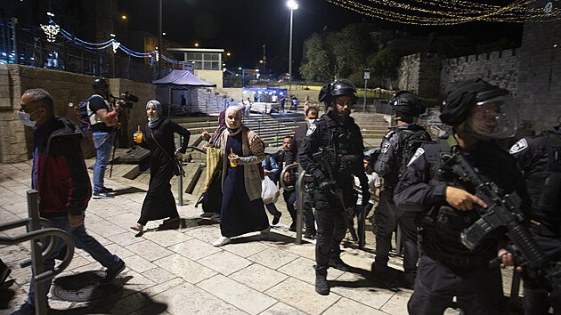 Palestinci hzeli kamen na policisty, zapalovali ohn a strhvali policejn bariry v ulicch vedoucch k jeruzalmskmu Starmu mstu. Policist na konch a tkoodnci proti davu nasadili zbleskov granty a vodn dla, stleli rovn do lid gumovmi projektily. (8. kvtna 2021)