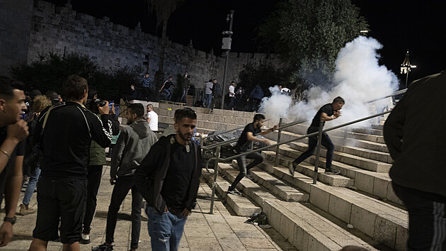 Palestinci se stetli s izraelskou polici, hzeli po n kamen, zapalovali ohn a strhvali policejn bariry v ulicch vedoucch k jeruzalmskmu Starmu mstu. Policist na konch a tkoodnci proti davu nasadili zbleskov granty a vodn dla, stleli rovn do lid gumovmi projektily. (7. kvtna 2021)