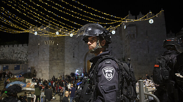 Izraelt policist zasahovali v Jeruzalm proti Palestincm po setkn destek tisc muslim ped meitou Al-Aks pi oslavch svtku souvisejcho s postnm mscem ramadn. Zrann utrplo nejmn 80 lid vetn nkolika dt. (7. kvtna 2021)