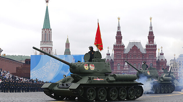 V ele prvodu na Rudm nmst v Moskv se objevily legendrn tanky T-34. (9. kvtna 2021)