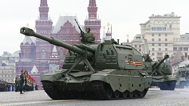 Vojky na pehldce doplnilo 35 typ bojovch stroj. Moskvou projelo 91 kolovch a psovch vozidel, vzduchem pak proletlo 76 letoun a vrtulnk. (9. kvtna 2021)