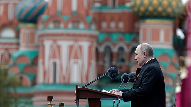 Na tradin vojensk pehldce v Moskv promluvil prezident Vladimir Putin. Pipomnl udlosti spojen s 2. svtovou vlkou. Prohlsil tak, e Rusko dsledn hj mezinrodn prvo. (9. kvtna 2021)