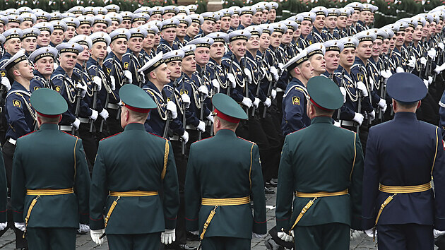 Vojensk pehldky v Moskv se zastnilo 37 armdnch jednotek. Ped tribunou, na n stl Putin a dal rut initel, projelo v mechanizovan kolon 190 bojovch vozidel. Nad Rudm nmstm peletly destky letoun a helikoptr, vetn nejmodernjch bojovch stroj. (9. kvtna 2021)