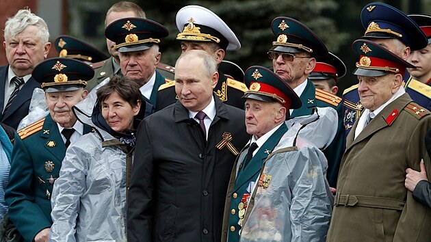 Rusk prezident Vladimir Putin pozdravil vojensk veterny, kte se astnili pehldky k vro konce 2. svtov vlky. (9. kvtna 2021)