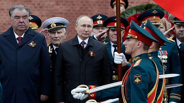 Rusk prezident Vladimir Putin se svm protjkem z Tdikistnu Emmal-ji Rahmnem sleduj vojenskou pehldku v Moskv. (9. kvtna 2021)