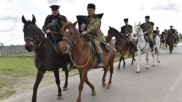 Členové historického spolku Acaballado zahájili 6. května 2021 v Hruškách na Břeclavsku třídenní jízdu jižní Moravou. Připomínají si tak osud armádních koní ve druhé světové válce.