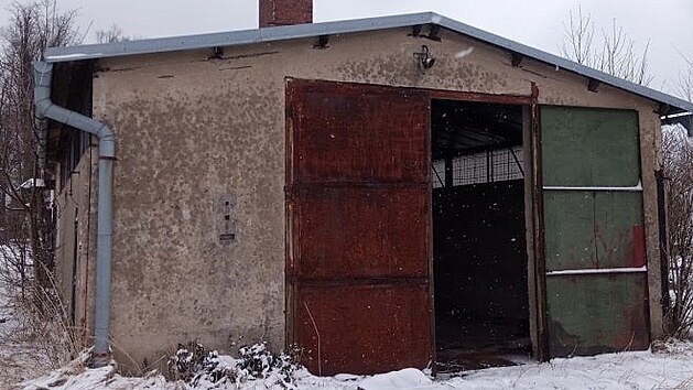 Objekt bývalé rychlírny v Chotěboři je od devadesátých let neudržovaný. Za tu dobu se změnil v ruinu i jednu velkou černou skládku. Radnice po odkoupení nechá celou budovu zbourat.