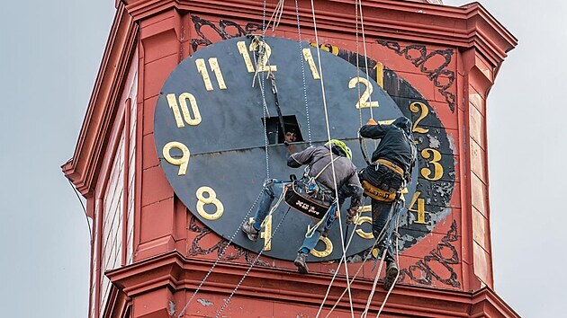 Horolezci sundali novodobý ciferník hodin na věži jihlavské radnice. Pod nimi se skrýval ciferník původní z roku 1786. Ten bude nyní restaurován.