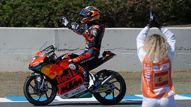 Pedro Acosta slaví triumf ve Velké ceně Španělska Moto3.