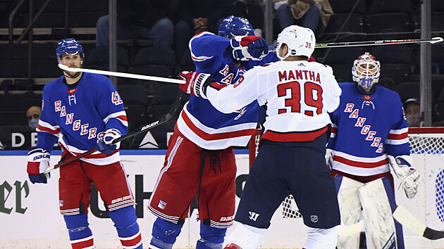 Pavel Bučněvič z New York Rangers ostře útočí hokejkou na obličej Anthonyho Manthy z Washington Capitals.