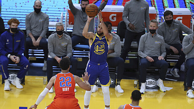 Stephen Curry z Golden State Warriors pi trojkovm pokusu v utkn s Oklahoma City Thunder.