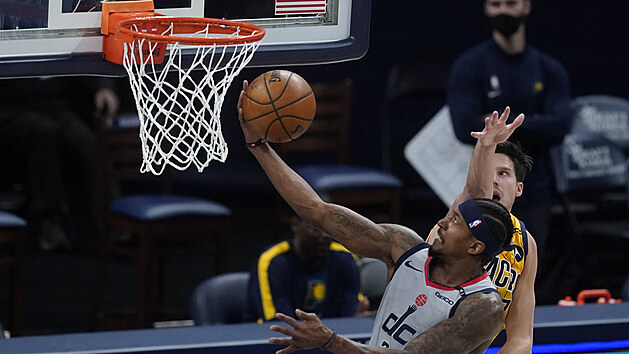 Bradley Beal z Washingtonu skruje v utkn s Indianou.