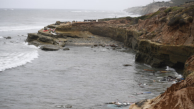 U pobřeží nedaleko amerického San Diega ztroskotala loď, podle úřadů vezla migranty. (2. května 2021)