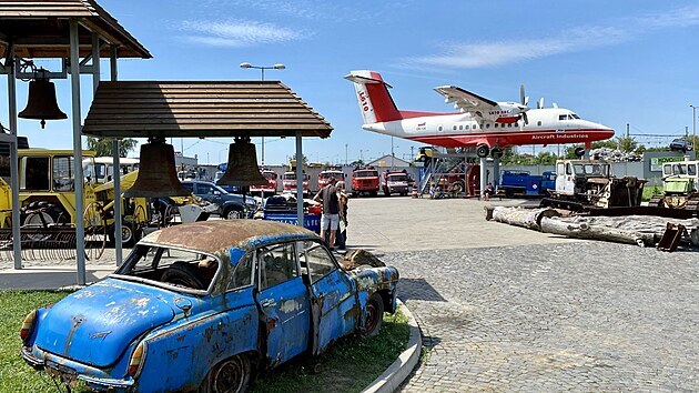 Kromě zvířat jsou v Kovozoo ve Starém Městě k vidění i stroje, včetně letadla. Návštěvníci si mohou prohlédnout jejich útroby.