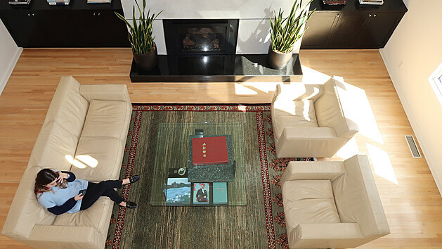 Obývací pokoj je vybavený i moderním krbem.