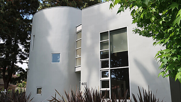 Dům z ulice nejvíce připomíná slavný Corbusierův projekt.