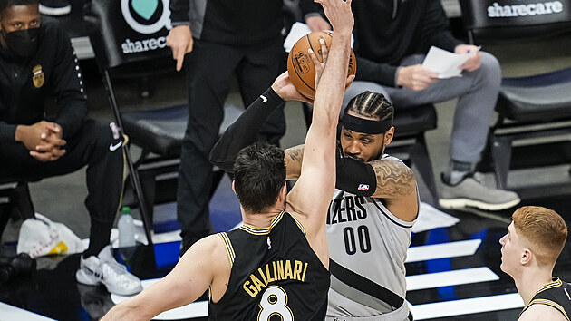 Carmelo Anthony (vpravo) z Portlandu se sna prosadit pes obranu Danila Gallinariho z Atlanty.