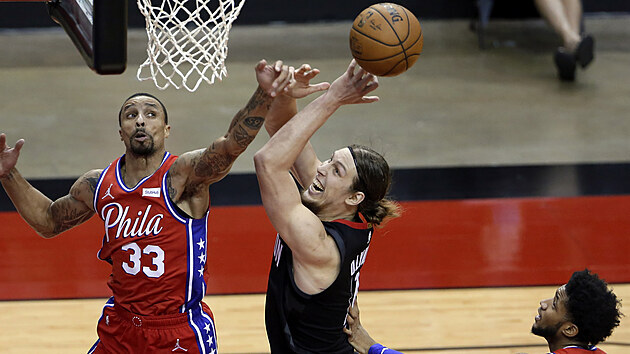 Kelly Olynyk z Houstonu zakonuje na ko Philadelphie, brn ho George Hill (vlevo) a Isaiah Jo.