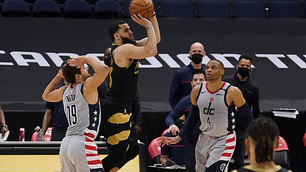 Stl Fred VanVleet  z Toronta, sleduj ho Raul Neto (vlevo) a Russell Westbrook z Washingtonu.