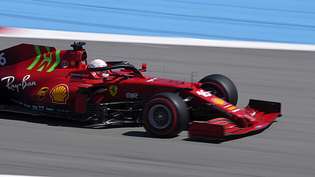 Charles Leclerc z Ferarri v kvalifikace na Velkou cenu panlska F1.