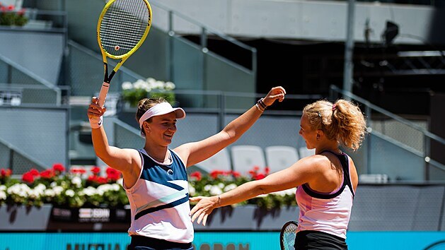 Barbora Krejčíková (vlevo) a Kateřina Siniaková se radují z triumfu na turnaji...