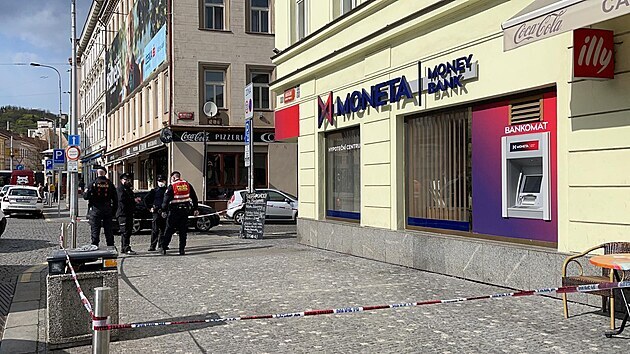 Policie vyšetřuje přepadení banky na Andělu v Praze 5. (3.5.2021)
