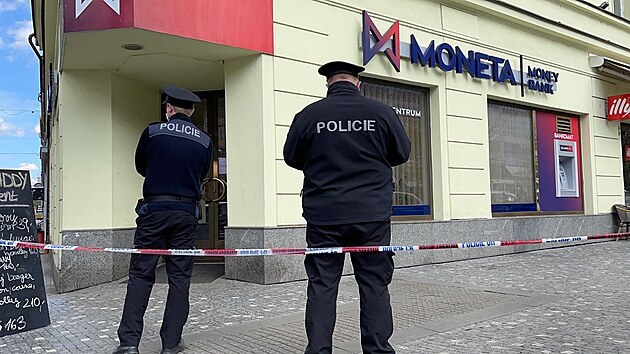 Policie vyšetřuje přepadení banky na Andělu v Praze 5. (3.5.2021)