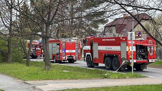 Únik plynu uzavřel Kamýckou ulici v pražském Suchdole. (4.5.2021)