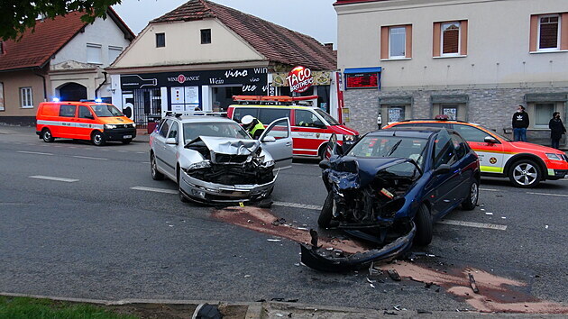 Při čelní srážce dvou aut v Jesenici na Praze-západ se zranili dva lidé. (5.5.2021)