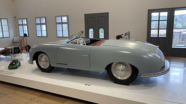 Replika prvního automobilu Porsche - model 356