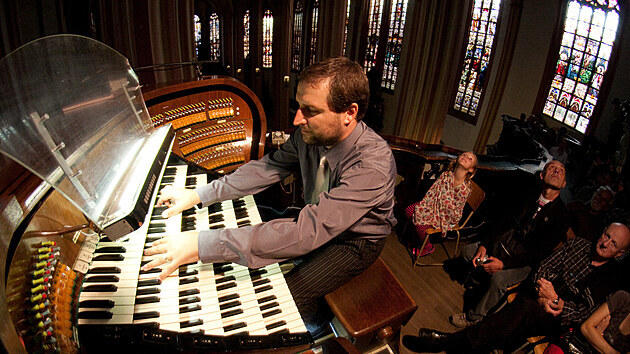 Varhaník Karel Martínek hraje v kostele svatého Mořice v Olomouci na Englerovy varhany, které jsou největší v Česku.