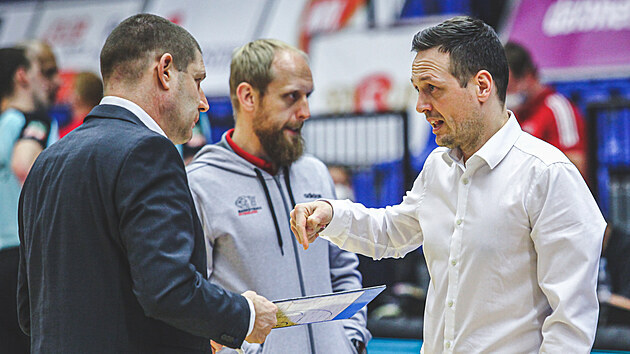 Nymburt treni Oren Amiel (vlevo) a Aleksander Sekuli debatuj.