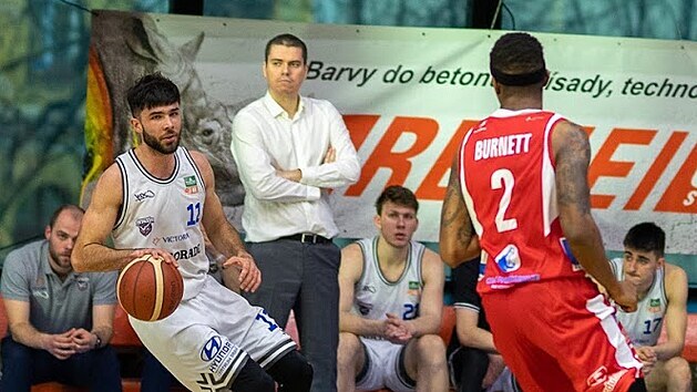 Dino Repeša, trenér USK Praha, sleduje útok svého svěřence Michala Mareše (vlevo) v zápase s Pardubicemi, brání Dominez Burnett.