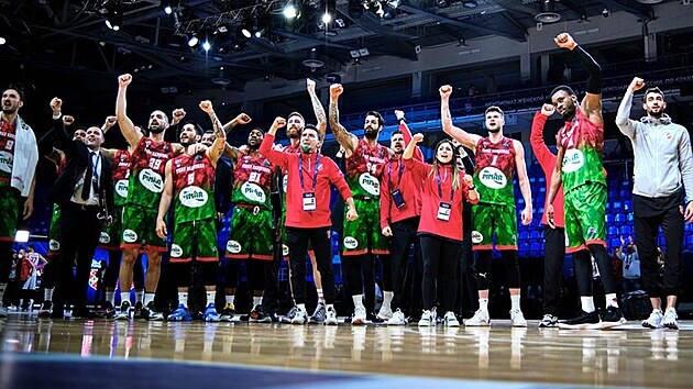 Basketbalisté Pinaru Karsiyaka Izmir se radují z postupu do semifinále Ligy mistrů.