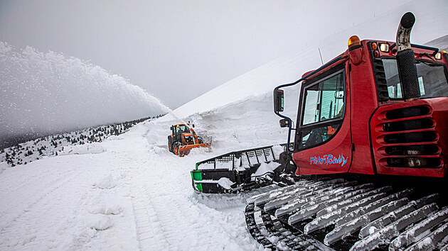 Fr�za a rolba pror�ej� nav�t� sn�h na cest� mezi V�rovkou a Lu�n� boudou. (5. kv�tna 2021)