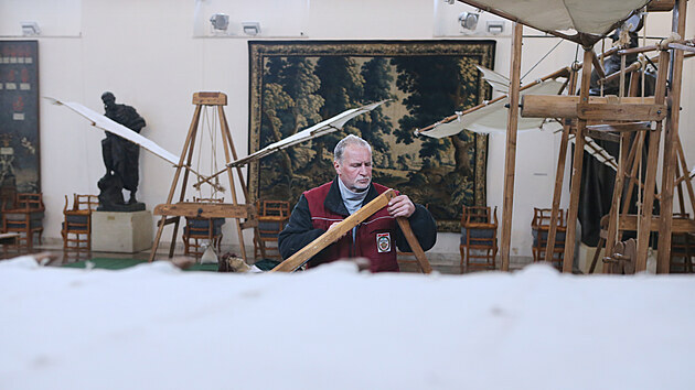 Výtvarník Aleš Drašnar instaluje na zámku Kozel u Plzně výstavu vynálezů létajících strojů Leonarda da Vinciho sestrojených podle jeho tajného deníku. Aparáty přicestovaly kamionem rozložené na díly a jejich znovusestavení si vyžádá dva až tři dny usilovné práce. (29. 4. 2021)