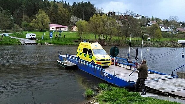 Záchranáři poprvé využili možnosti dojet k pacientovi po přívozu v Darové.