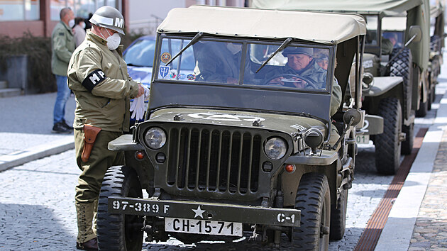 Příznivci amerických vojenských aut z období druhé světové války přijeli do Plané na Tachovsku uctít památku padlých vojáků. (5. 5. 2021)