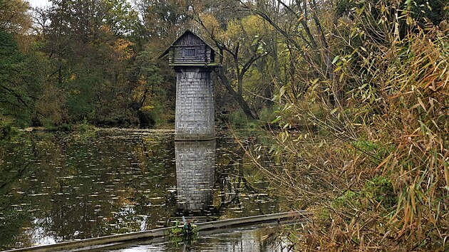 Chaloupka na pili uprosted vodn hladiny u  Mantova na Plzesku se stala turistickou atrakc.