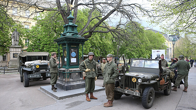 Historický americký tank a další vojenská vozidla jsou k vidění ve Smetanových sadech v Plzni jako součást víkendových oslav osvobození města americkou armádou v květnu 1945. (7. 5. 2021)