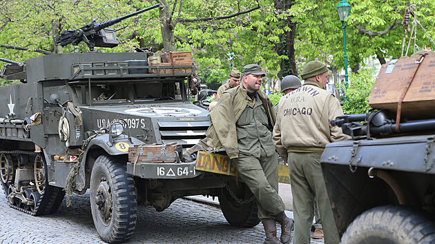 Historick americk tank a dal vojensk vozidla jsou k vidn ve Smetanovch sadech v Plzni jako soust vkendovch oslav osvobozen msta americkou armdou v kvtnu 1945. (7. 5. 2021)