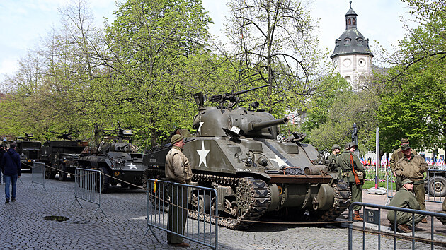 Historick americk tank a dal vojensk vozidla jsou k vidn ve Smetanovch sadech v Plzni jako soust vkendovch oslav osvobozen msta americkou armdou v kvtnu 1945. (7. 5. 2021)