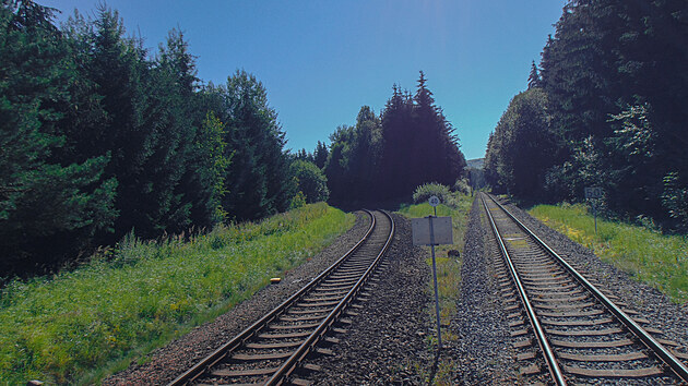 Koleje za stanic� Doln� Lipka. Vlevo odbo�uje tra� do Hanu�ovic, pravo vede tra� do Kr�l�k a �t�t�.