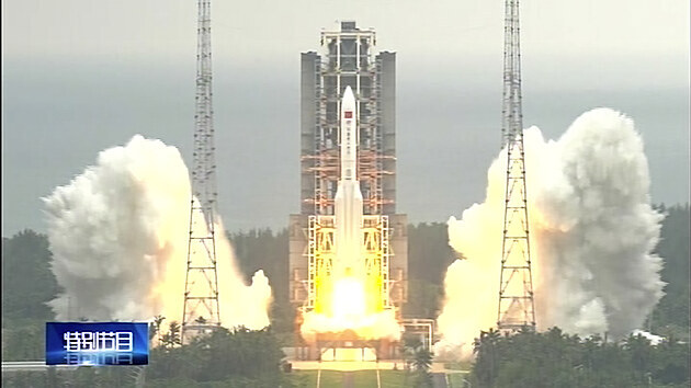 Start rakety Dlouh pochod 5B z kosmodromu Wen-chang s prvnm modulem nsk vesmrn stanice Tchien-che (Nebesk harmonie) ve tvrtek 29. dubna 2021.
