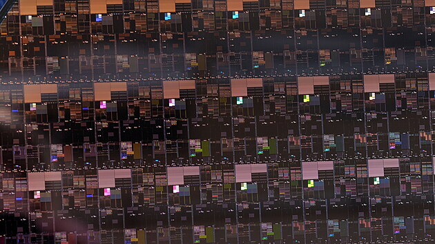 Detail křemíkové desky s čipy, které obsahují tranzistory vyrobené v laboratořích IBM 2nm procesem.