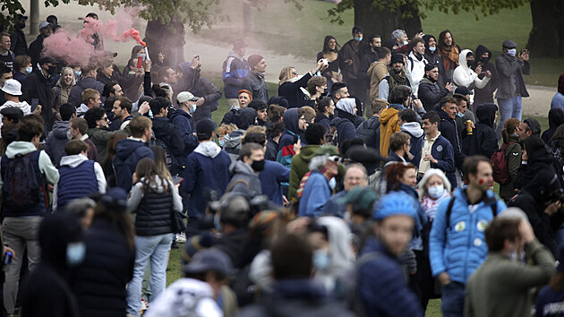 Policie rozptýlila několik stovek shromážděných lidí v bruselském parku Bois de la Cambre. Zasahovalo pět stovek policistů, vodní děla i jízdní policie. Lidé protestovali proti zákazu hromadných akcí kvůli šíření covidu-19. (1. května 2021)