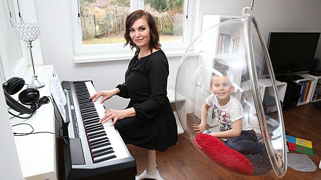 Dominantou obývacího pokoje je piano, které nedávno dostala dcera Dita k sedmým...